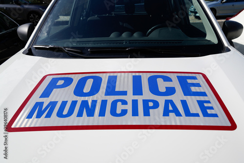 front car police municipale means in french Municipal police vehicle