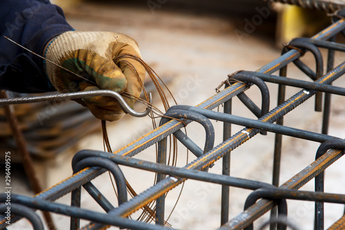 Canvas-taulu Construction worker fabricating steel reinforcement bars