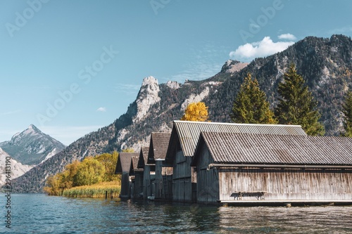 Canvas-taulu Lake boathouse with a mountain view to the alps