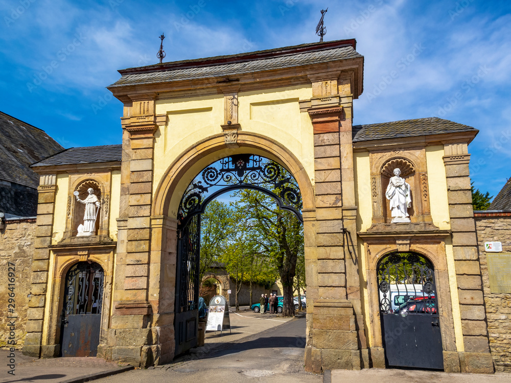 Obraz premium Opactwo Steinfeld, dawny klasztor premonstratensów, obecnie klasztor salwatorianów w Steinfeld w Kall, Nadrenia Północna-Westfalia, Niemcy piękny portal
