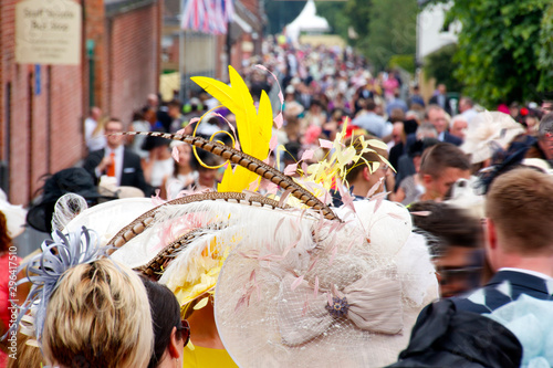 Celebrating Queen Elizabeth, Königliche Veranstaltung, Fascinator und Kopfschmuck einer Menschenmasse beim Event in London, England, United Kingdom photo