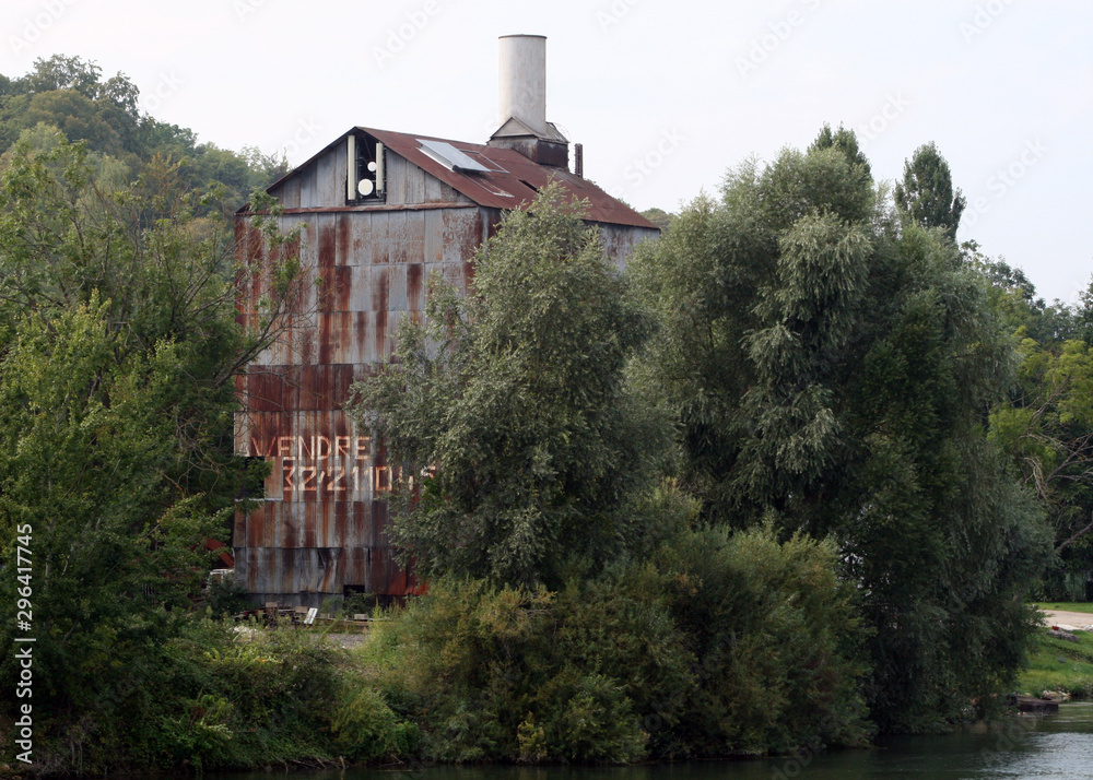 Obraz premium Barn on hill