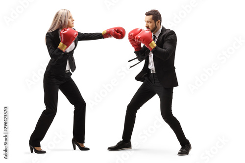 Foto Businessman and businesswoman in sparring with boxing gloves