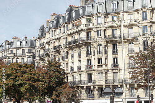 Paris - immeuble haussmannien © saxoph