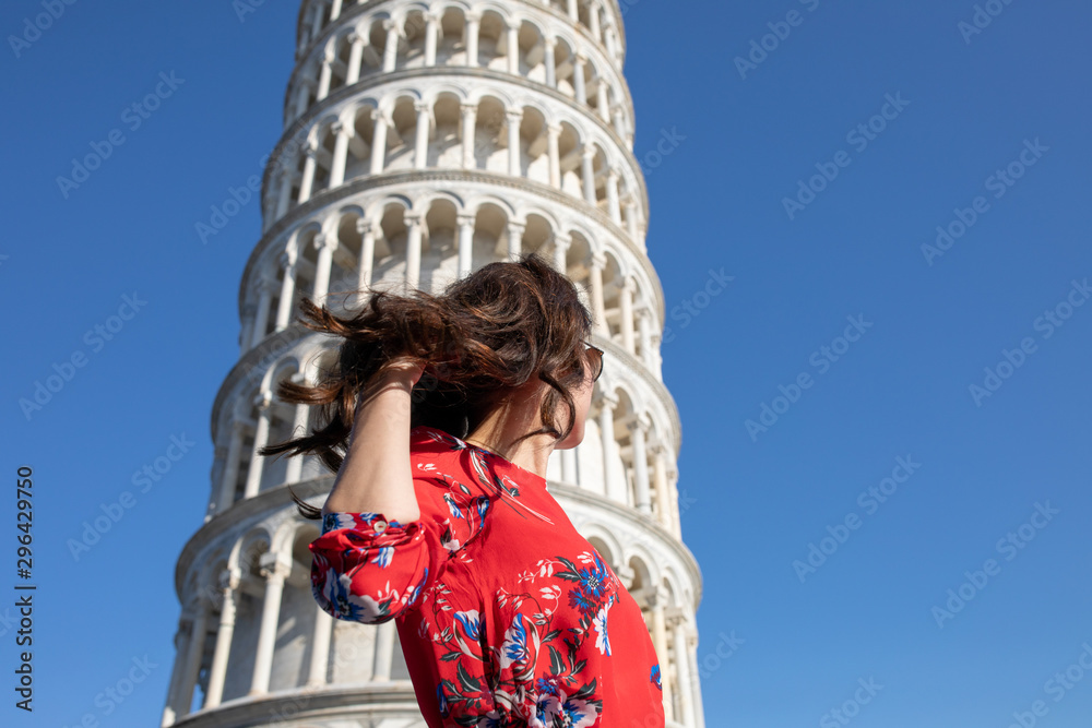 Wunderschöne Elegante Frau im Kleid in Pisa Italien - obrazy, fototapety, plakaty 