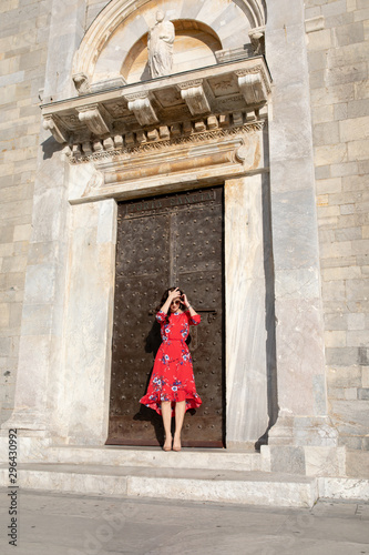 Wunderschöne Elegante Frau im Kleid in Pisa Italien © TIGERRAW