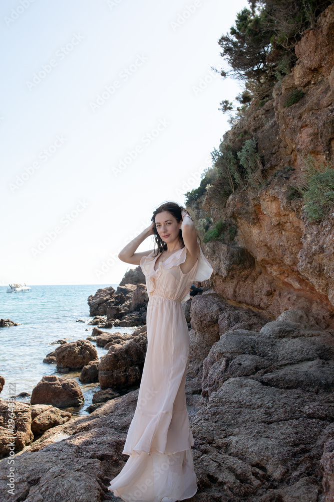 Wunderschöne Elegante Frau im Kleid in Italien Wunderschöne Elegante Frau im Kleid in Italien
