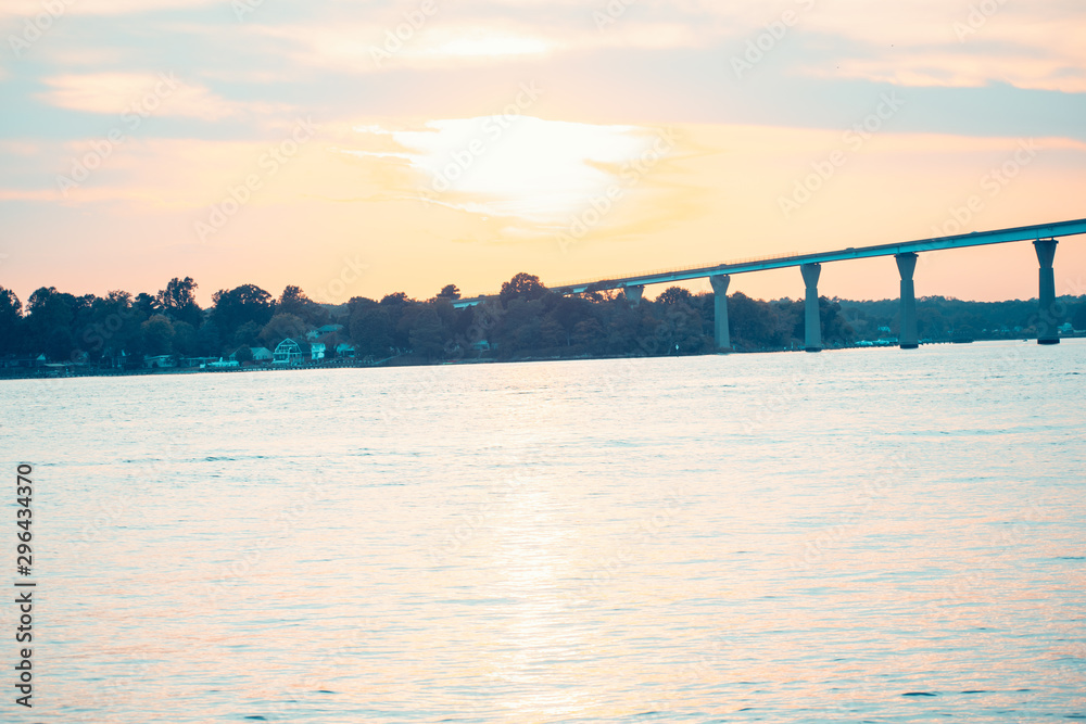 Obraz premium A day walking the boardwalk at Solomons Island. The peace of the sky, the relaxation of the water.