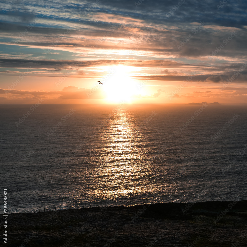 Obraz premium Piękny widok krajobraz pejzaż morski wschód słońca poranek światło słoneczne Valentia Island Cromwell Point Lighthouse Portmagee Ring ok Kerry Ireland kolory niesamowite pękające światła