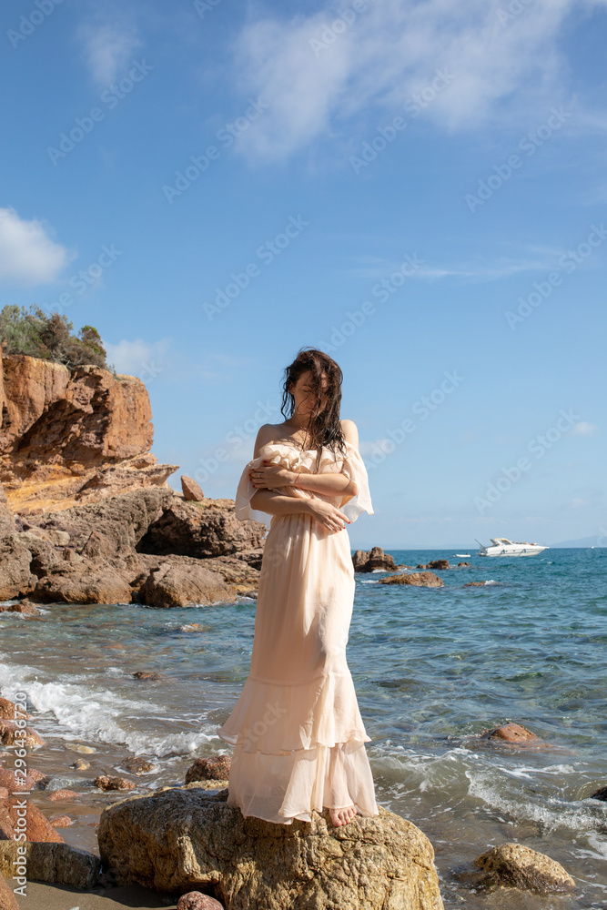 Wunderschöne Elegante Frau im Kleid in Italien Wunderschöne Elegante Frau im Kleid in Italien