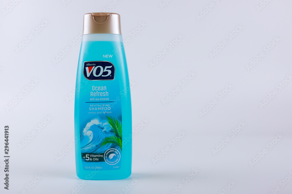 Optimisme Palads Alice Bottle of VO5 shampoo on a Ocean Refresh with sea minerals Revitalizing  shampoo renew and refresh Stock-foto | Adobe Stock