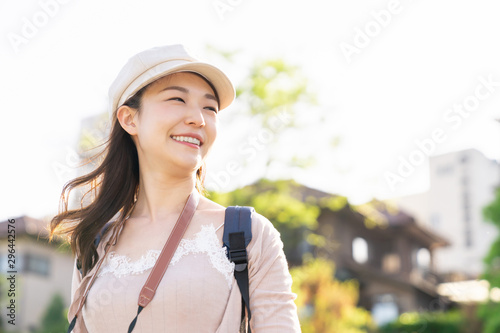 観光する女性　京都　カメラ