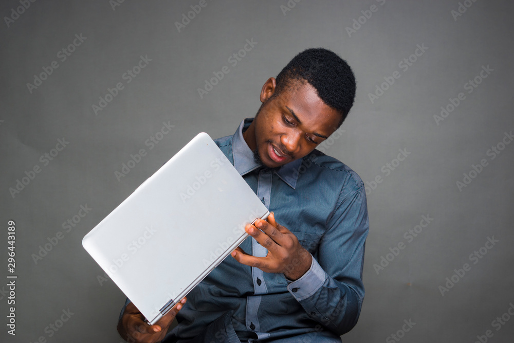 Naklejka premium man examining a laptop