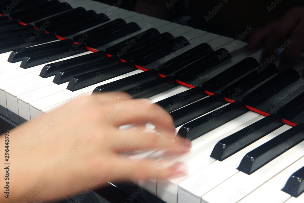 Obraz premium hand playing piano