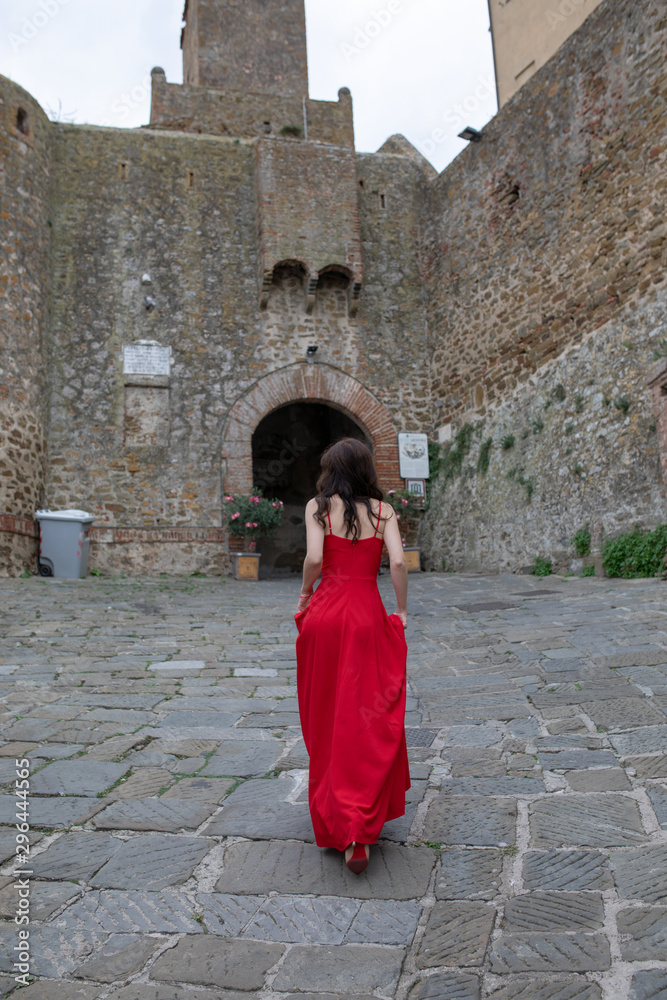 Wunderschöne Frau im Roten Kleid in Italien