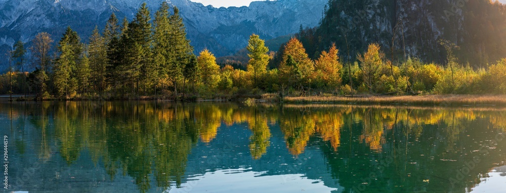 Fototapeta premium Almsee in Oberösterreich bei Sonnenuntergang im Herbst Panorama