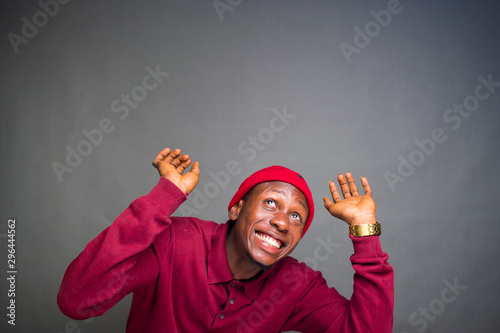 Fotografia young adult man feeling happy and excited, shocked, surprise, shock and pointing