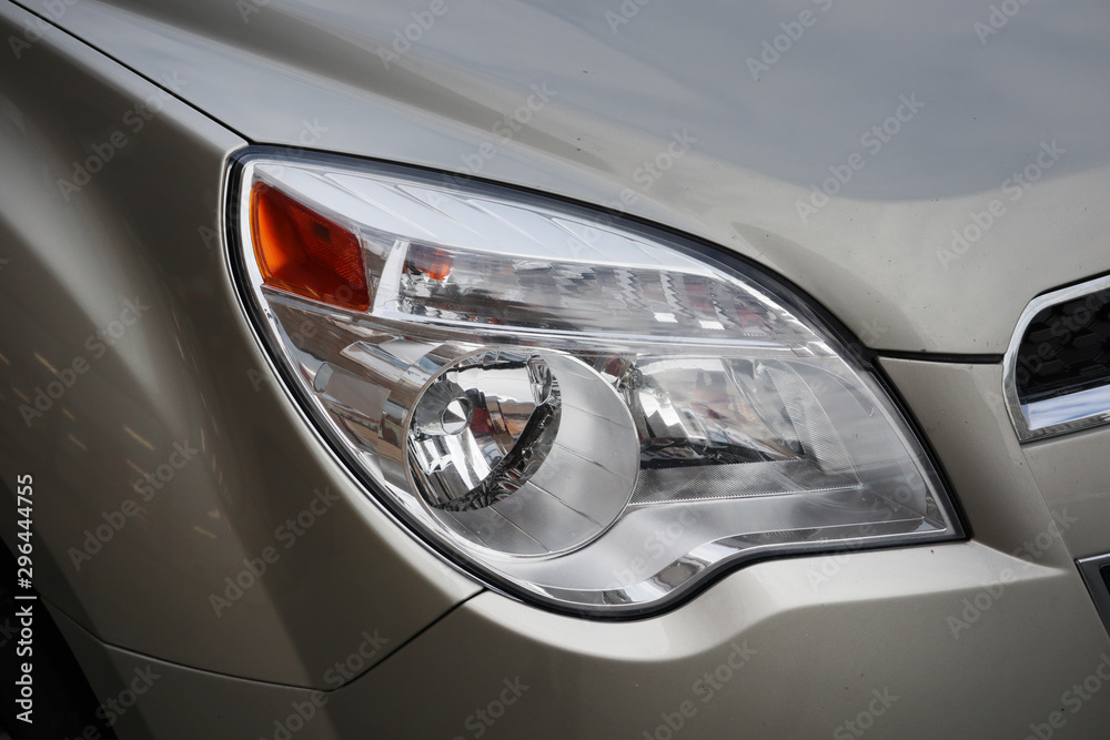 自動車のヘッドライト　Headlight of the car
