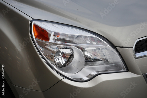 自動車のヘッドライト Headlight of the car