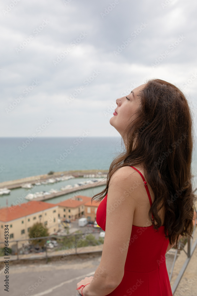 Wunderschöne Frau im Roten Kleid in Italien Wunderschöne Frau im Roten Kleid in Italien