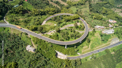 Vista aérea del Puente Helicoidal Pereira Manizales en Risaralda Colombia