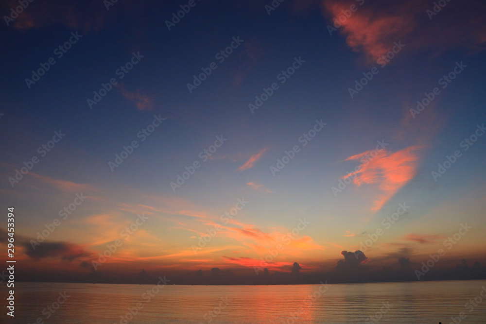 Naklejka premium beautiful sunrise on the sea