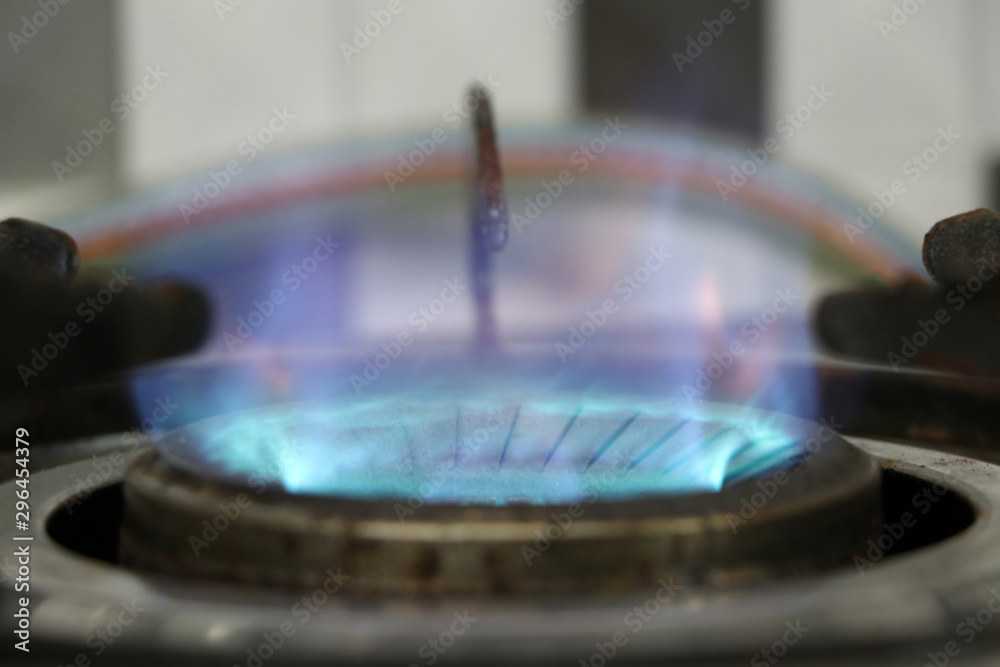 Obraz premium The blue fire rising from the head of the gas stove.