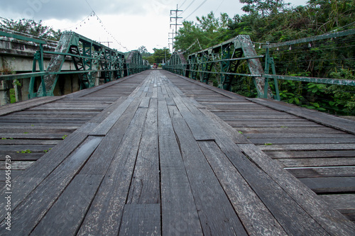Canvas-taulu wooden footbridge