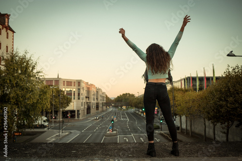 Junge Frau auf einer Brücke in Mainz am Morgen