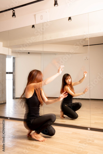 スタジオでダンスをする女性