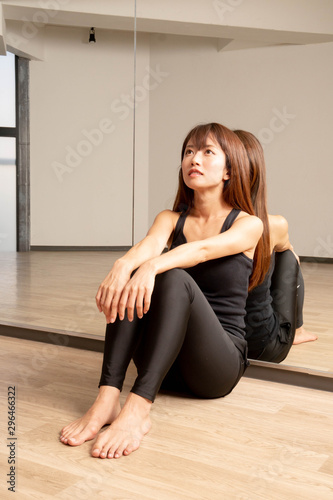 ダンススタジオで休憩する女性