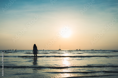 Fototapeta Naklejka Na Ścianę i Meble -  girl with sunset beach