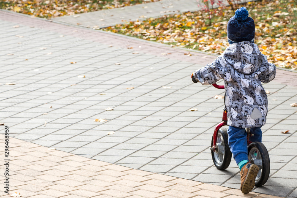 Naklejka premium Young cyclist on a walk. Healthy lifestyle. Traffic. Bike ride. Childhood and family.