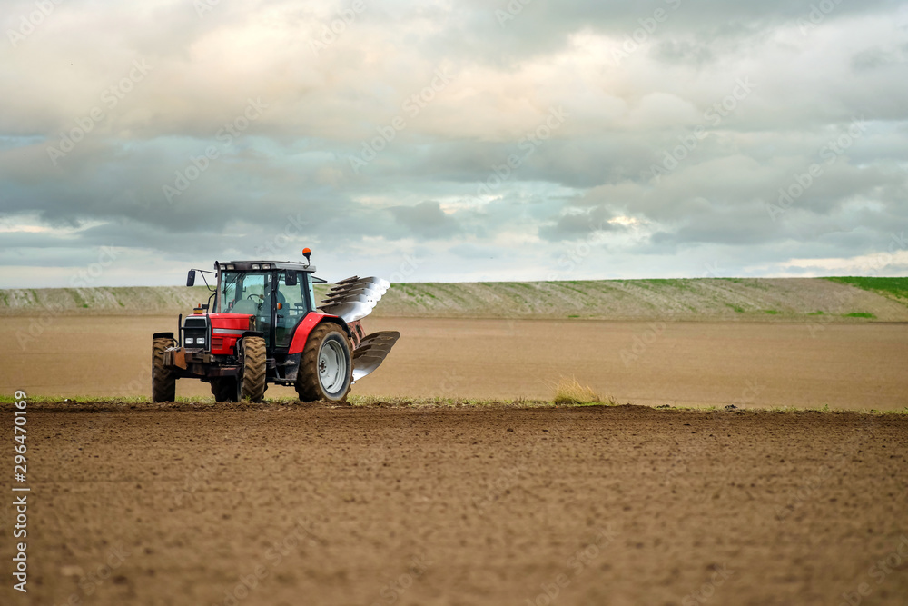 beau paysage avec un agriculteur labourant ses champs en automne