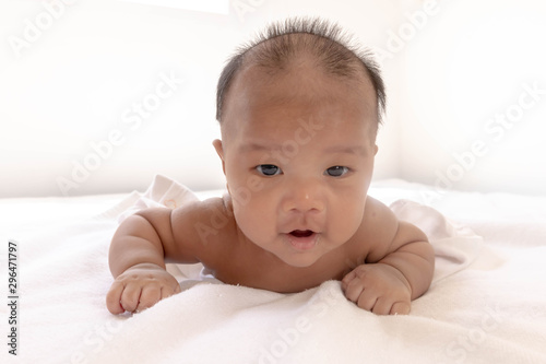 Photography Newborn baby lay prone Was playing on the white mattress, refreshing, in a good mood During bedtime, the child's brain will work