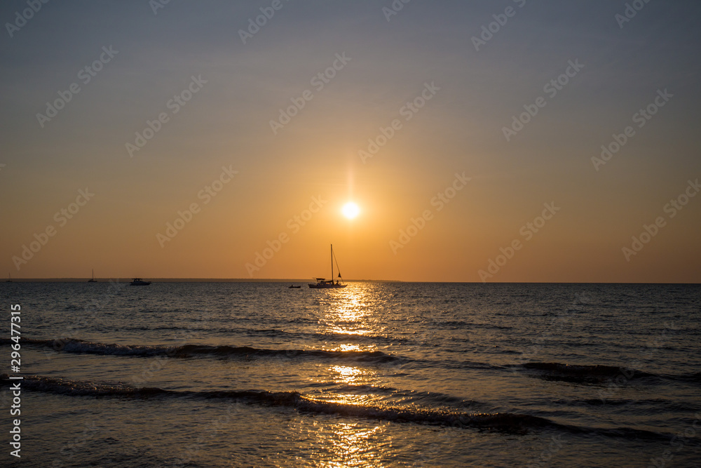 Sonnenuntergang über dem Meer mit Boot