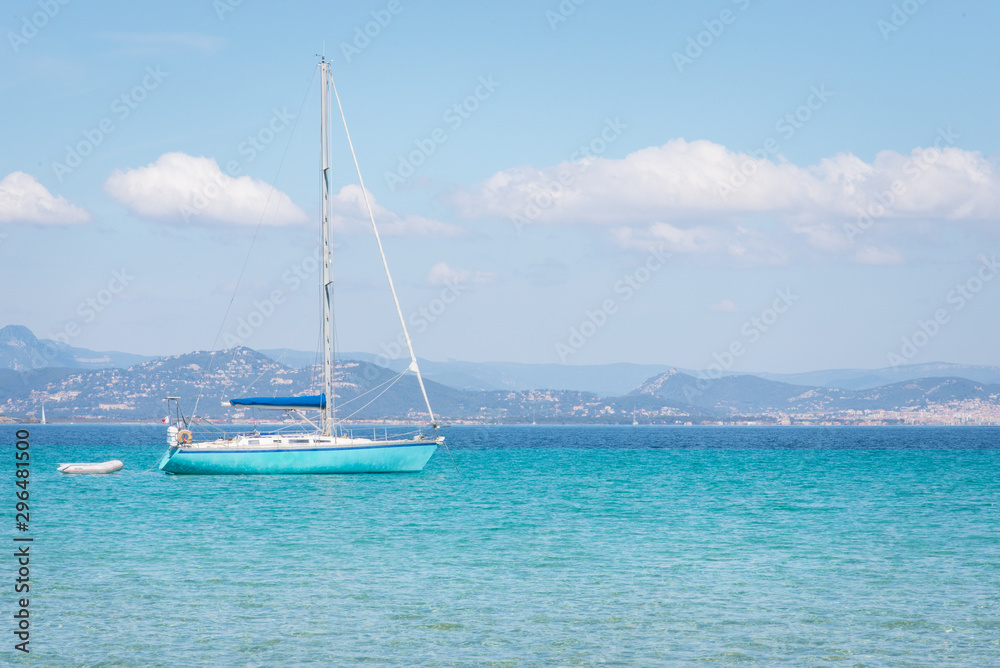 un voilier sur la mer turquoise