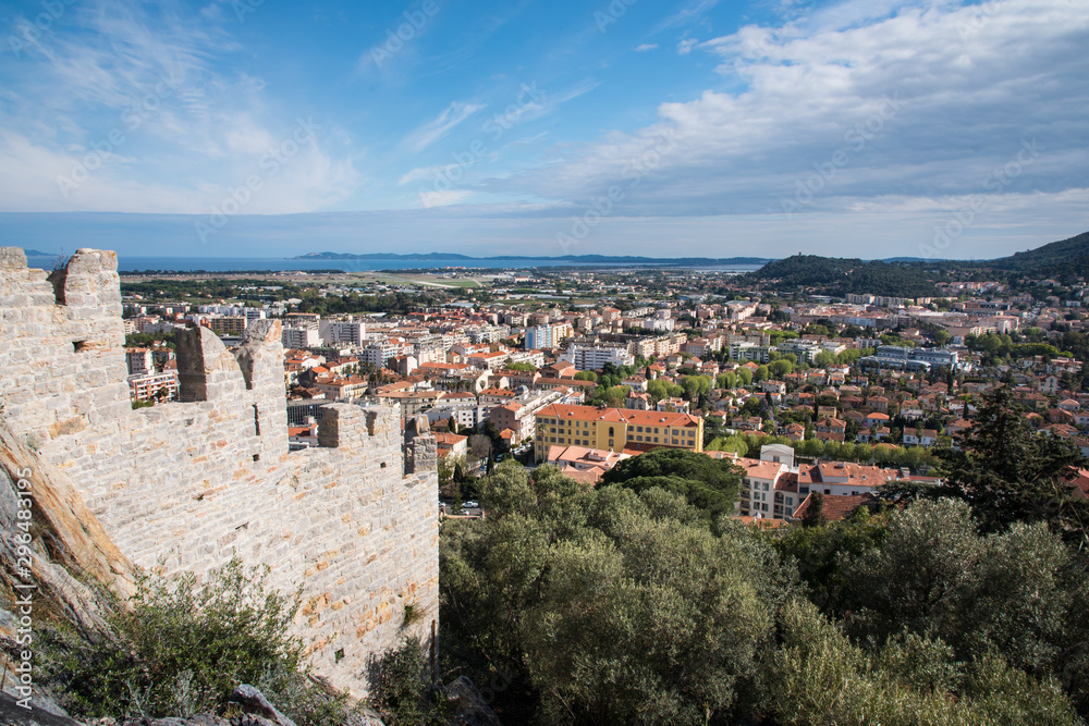 Panorama de la ville de Hyères et ruines du vieux château