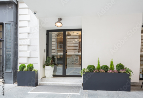 Canvas Print Front entrance to a hotel in city center