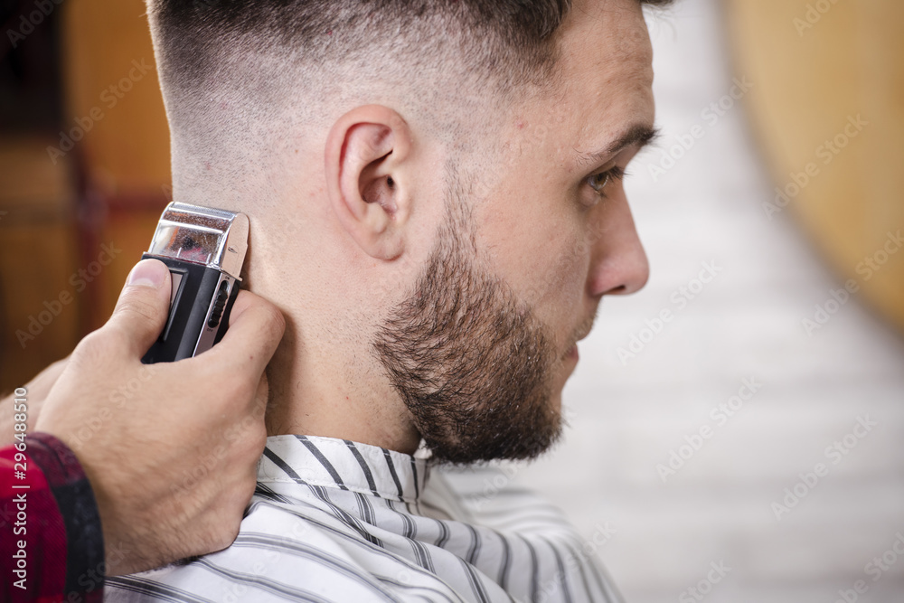 Obraz premium Close-up barber finishing a haircut