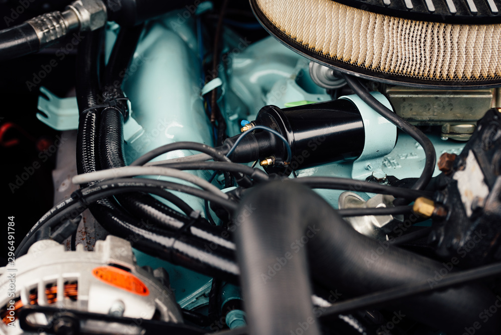 moteur de vieille voiture avec un turbo et les câbles moteur de vieille voiture avec un turbo et les câbles
