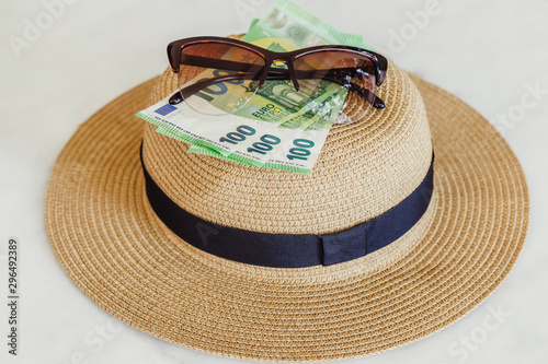 Φωτογραφία Sun hat with sunglasses and 100 hundredth euro banknotes