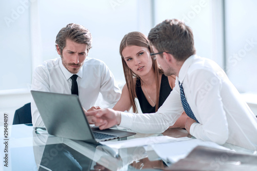 young employees discussing online news at a meeting