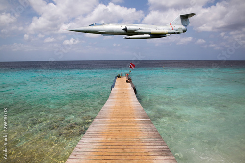 Wallpaper Mural Kampfflugzeug über dem karibischen Meer