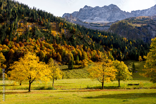 Fototapeta Naklejka Na Ścianę i Meble -  Autumn in the karwendel mountains