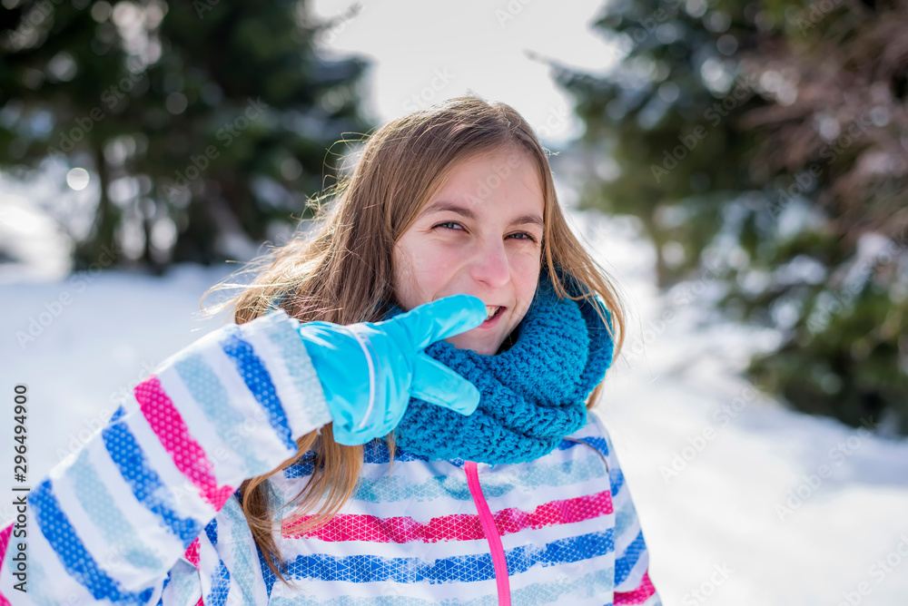 Mädchen zeigt victory - Zeichen im Schnee Mädchen zeigt victory - Zeichen im Schnee
