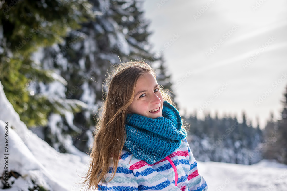 fröhliches Mädchen im Schnee fröhliches Mädchen im Schnee