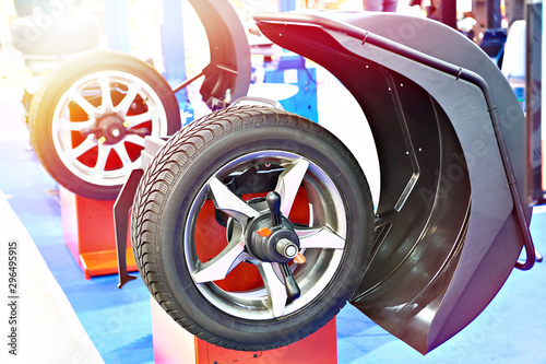 Εκτύπωση καμβά Stand for balancing wheels of car