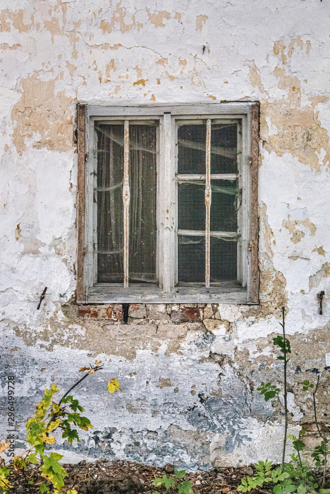 Fenster an einem verlassenen Haus