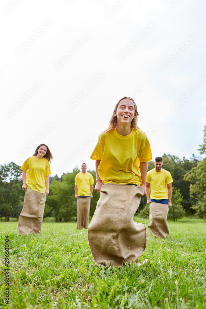 Spaß beim Sackhüpfen auf einem Sportfest Stock Photo Adobe Stock